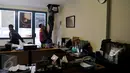 Petugas Bareskrim Polri memeriksa loteng di PT Tirtamarta Wisesa Abadi, Jakarta, Selasa (23/6/2015). Penggeledahan ini terkait kasus dugaan korupsi pengadaan printer dan scanner untuk SMAN dan SMKN di Jakarta. (Liputan6.com/Johan Tallo) 