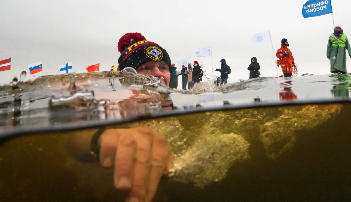 Seorang peserta mengambil bagian dalam kompetisi renang di air es dari sungai Neva selama Big Neva Cup of Ice Swimming di St.Petersburg, Rusia, 2 Maret 2019. Sekitar 150 dari 12 negara mengikuti kompetisi renang dengan suhu - 6 C. (AP/Dmitri Lovetsky)