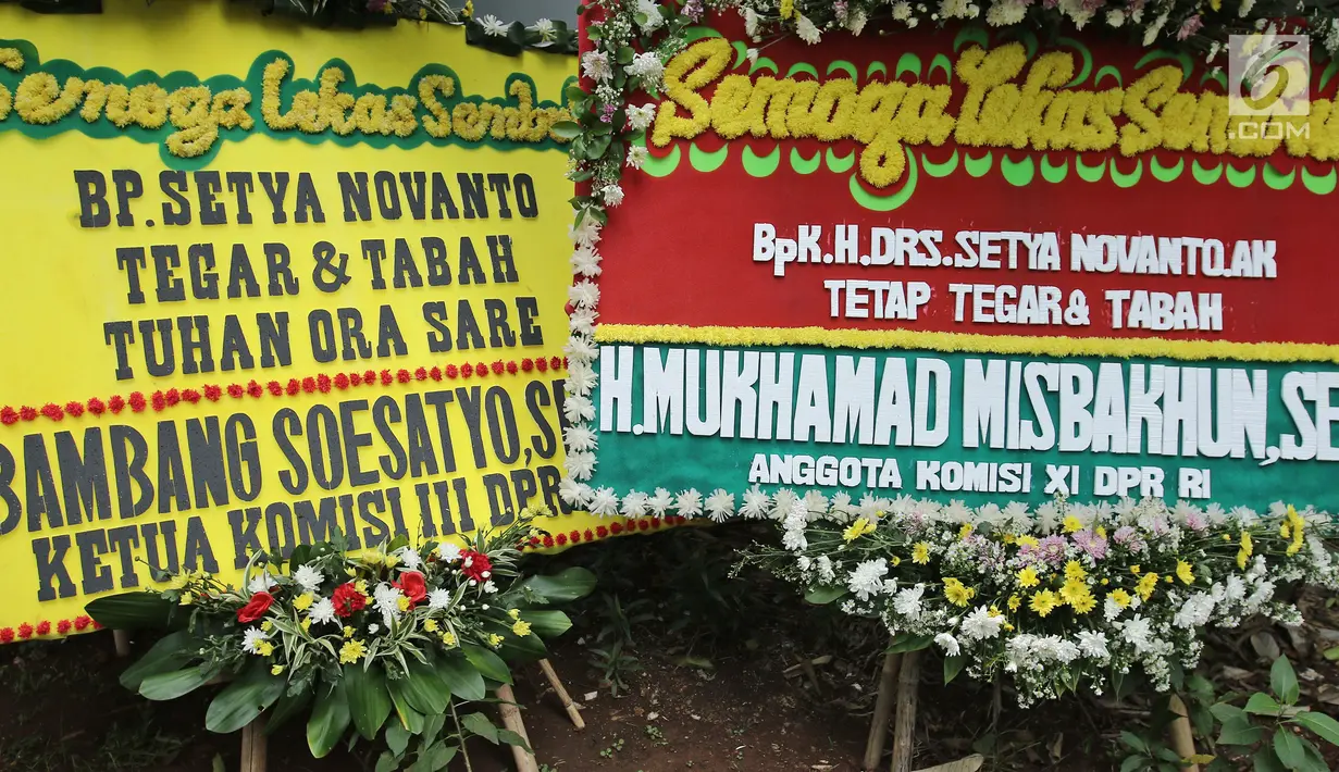 Karangan bunga yang ditujukan untuk Ketua DPR, Setya Novanto di RSCM Kencana, Jakarta, Minggu (19/11). Setya Novanto saat ini menyandang status tahanan KPK dalam kasus korupsi proyek pengadaan KTP Eletronik (E-KTP). (Liputan6.com/Herman Zakharia)