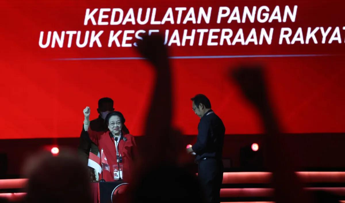 Megawati tinggal menunggu momentum yang tepat untuk mengumumkan nama calon wakil presiden. Hasto tidak menjawab apakah ada peluang diumumkan ketika penutupan Rakernas IV PDIP besok.&nbsp;