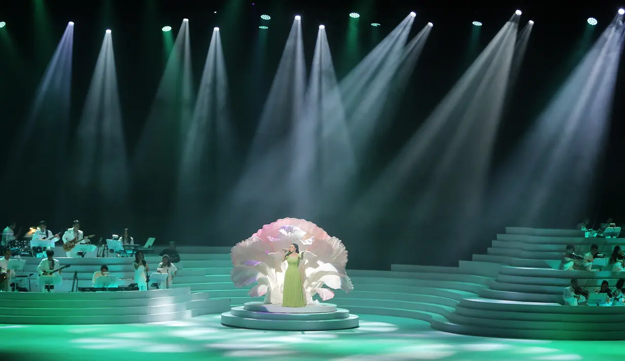 Untuk memanjakan para penggemarnya, KD membawakan 33 lagu dan memanjakan mata dengan visualisasi yang indah. [Foto: Bambang E Ros/Fimela.com]