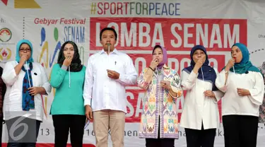 Menpora Imam Nahrawi (ketiga kiri) bersiap meniup peluit tanda dimulainya Lomba Senam Poco-Poco Nusantara di Jakarta, Jumat (12/2/2016). Lomba ini memperebutkan piala Ibu Negara RI dan piala Menpora. (Liputan6.com/Helmi Fithriansyah)