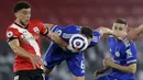 Bek Leicester City, Jonny Evans (tengah) berebut bola dengan gelandang Southampton, Che Adams (kiri) dalam laga lanjutan Liga Inggris 2020/2021 pekan ke-34 di St Mary's Stadium, Southampton, Jumat (30/4/2021). Leicester bermain imbang 1-1 dengan Southampton. (AFP/Kirsty Wigglesworth/Pool)