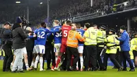 Pemain Liverpool dan Everton terlibat kericuhan setelah pertandingan deri Merseyside dalam laga tunda pekan 15 Premier League di Goodison Park, Kamis (13/2/2025) dini hari WIB, berakhir. Laga antara Everton kontra Liverpool ini berakhir imbang 2-2. (Nick Potts/PA via AP)