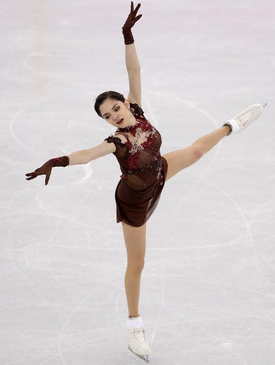 Aksi atlet skating asal Rusia, Evgenia Medvedeva saat tampil di Olimpiade Musim Dingin Pyeongchang 2018 di Ice Arena, Gangneung, Korea Selatan, Jumat (23/2). (AP Photo/Petr David Josek)