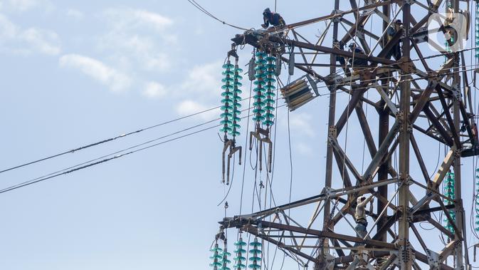 Pekerja memperbaiki kabel listrik Pembangkit Listrik Tenaga Uap (PLTU) Banten 3 Lontar, di Kabupaten Tangerang, Rabu (29/4/2020). PLN (Persero) memutuskan untuk menunda sejumlah proyek listrik khususnya yang belum memiliki pendanaan demi penyelamatan operasional. (Liputan6.com/Fery Pradolo)