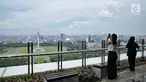 Pengunjung mengambil gambar pemandangan Monas dari atas Perpustakaan Nasional RI di Jakarta, Senin (6/11). Perpustakaan Nasional Indonesia (Perpusnas) yang baru ini di diresmikan Presiden Jokowi Pada 14 September 2017 lalu. (Liputan6.com/Faizal Fanani)