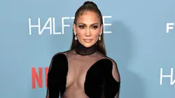 Penyanyi-aktris AS Jennifer Lopez atau J.Lo tiba untuk pemutaran perdana "Halftime" pada malam pembukaan Festival Tribeca di United Palace di New York, 8 Juni 2022. Ibu dua anak itu tampak berseri-seri dengan rambut cokelat panjangnya yang dengan gaya sleek ponytail. (Jamie McCarthy /Getty Images via AFP)