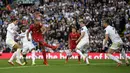 Pemain Liverpool Fabinho (ketiga kiri) menendang bola untuk mencetak gol ke gawang Leeds United pada pertandingan Liga Inggris di Elland Road, Leeds, Inggris, 12 September 2021. Liverpool menang 3-0. (Oli SCARFF/AFP)