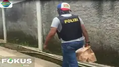 Saat penggeledahan berlangsung, kata warga tim Densus dan Polisi dilengkapi dengan senjata api.