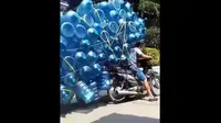 Gokil, Pria Ini Bawa Puluhan Galon Hanya dengan Motor Bebek