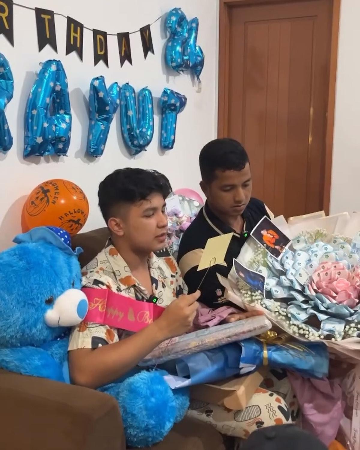 Potret Jirayut Dapat Kejutan Ulang Tahun dari Keluarga, Menangis Haru Baca Kartu Ucapan dan Dapat Kado