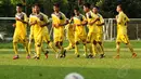 Jelang berlaga melawan Timnas Indonesia U19, 23 pemain Myanmar melakukan latihan ringan di lapangan C Senayan Jakarta, (4/5/2014). (Liputan6.com/Helmi Fithriansyah)