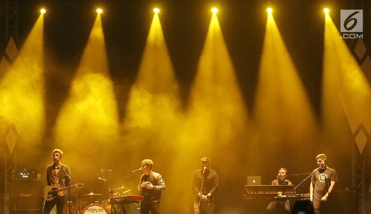 Aksi panggung grup musik Kodaline saat menghibur penggemar di Istora Senayan, Jakarta, Jumat (1/3). Konser bertajuk "Politics of Living Tour 2019" ini Kodaline membawakan 17 lagu hits. (Fimela.com/Bambang E.Ros)