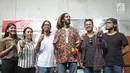 Musisi reggae Julian Marley (ketiga kanan) foto bersmaa dengan musisi Tony Q Rastafara seusai jumpa pers Jakarta Peace Concert 2017, Jakarta, Rabu (15/11). Pada 18 November 2017, Julian Marley akan manggung di Jakarta. (Liputan6.com/Herman Zakharia)
