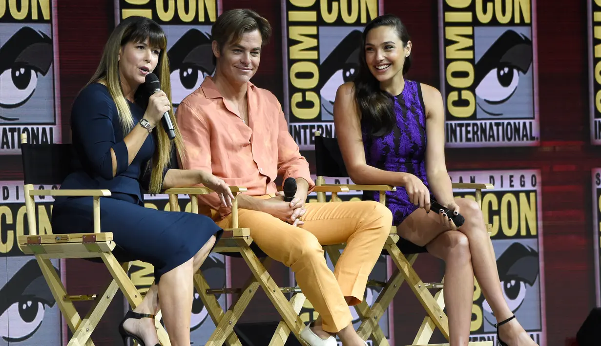 Sutradara Patty Jenkins, aktor Chris Pine, dan Gal Gadot tampil dalam panel film Wonder Woman 1984 di San Diego Comic-Con International, (21/7). (AP Photo/Chris Pizzello)