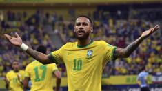 Brasil jadi negara keempat yang lolos ke putaran final Piala Dunia 2022 menyusul Denmark, Jerman, dan tuan rumah Qatar. Hal tersebut tak lepas peran Neymar Jr sebagai striker andalan Selecao. Penyerang PSG tersebut diketahui saat ini memiliki nilai pasar sebesar Rp1,4 Triliun. (AFP/Nelson Almeida)