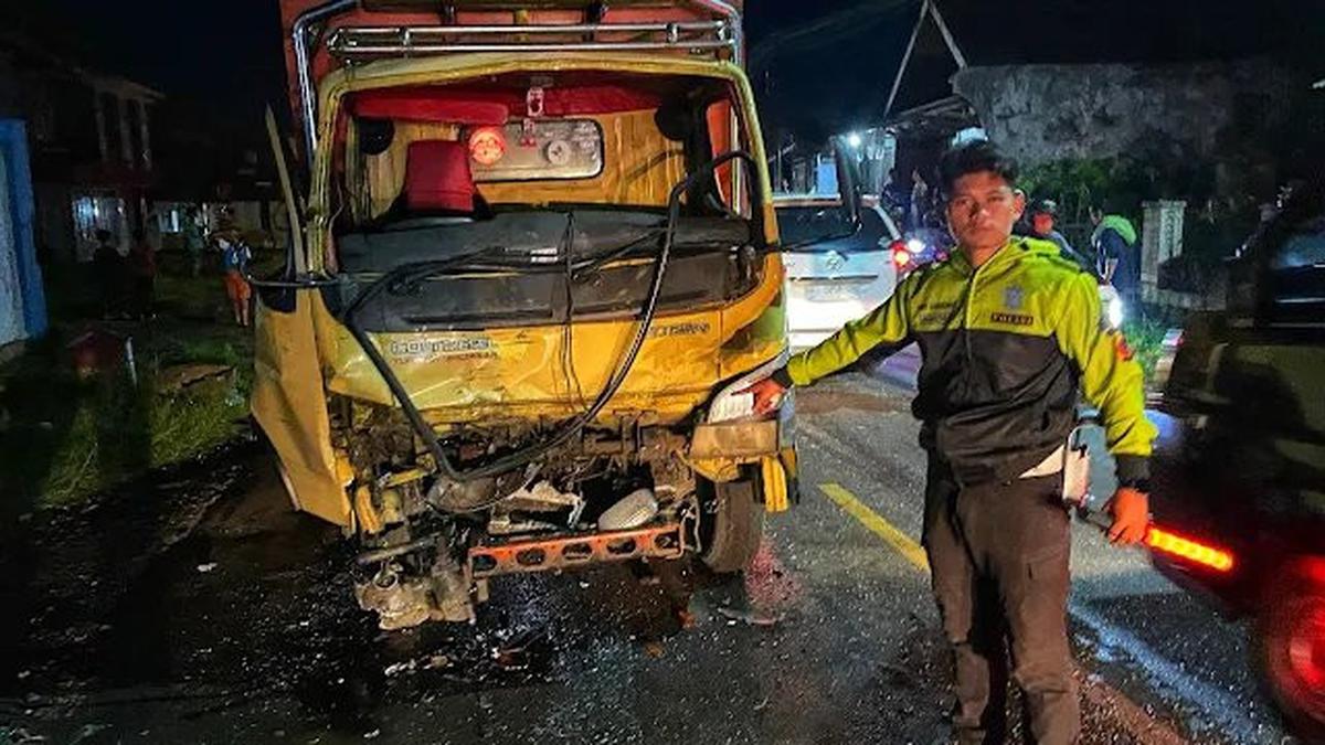 Detik-Detik 2 Truk Adu Banteng di Sukabumi