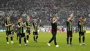 Sejumlah pemain Brighton dan pelatih Roberto De Zerbi (ketiga kanan) memberikan tepuk tangan kepada pendukungnya setelah berhasil menahan imbang 2-2 Marseille pada laga Grup B Liga Europa 2023/2024 di Stade Velodrome, Marseille, Prancis, Jumat (05/10/2023) dini hari WIB. (AP Photo/Daniel Cole)