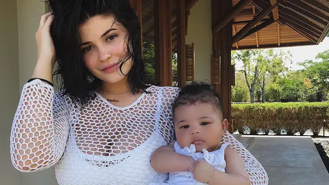 [Bintang] Kylie Jenner - Stormi