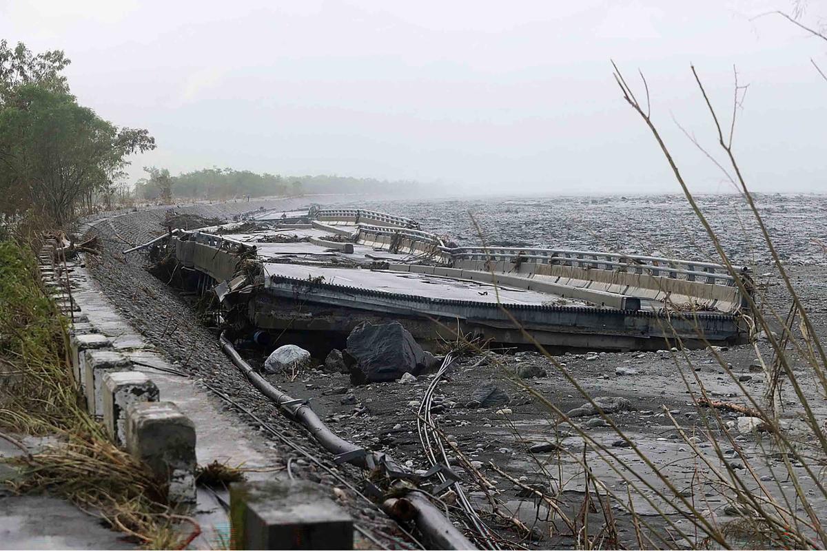 FOTO: Topan Ragasa Picu Jebolnya Danau di Hualien Taiwan, 14 Tewas dan 129 Hilang