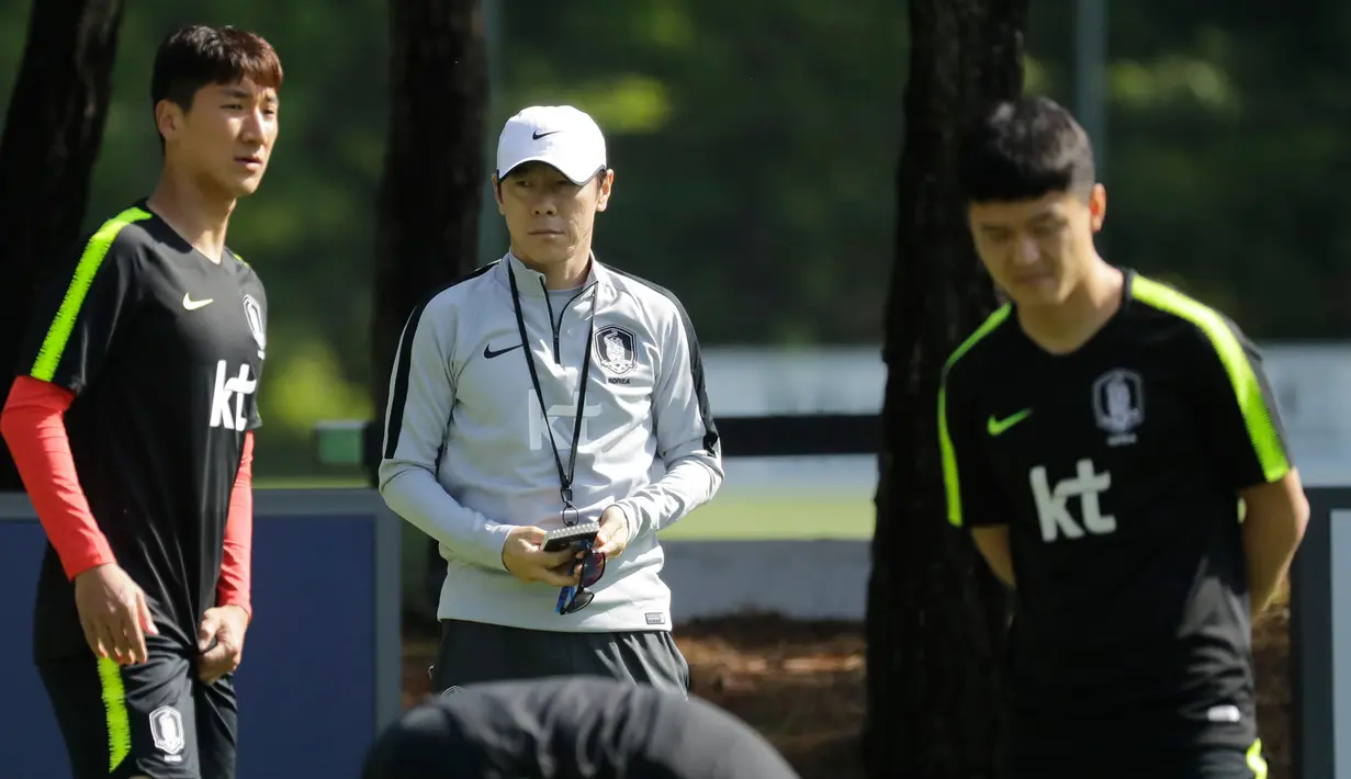 Kepala pelatih timnas Korea Selatan Shin Tae-yong (tengah) menyaksikan para pemainnya berlatih untuk menghadapi Piala Dunia 2018 di National Football Centre di Paju, Korea Selatan, Rabu (23/5). (AP Photo/Lee Jin-man)
