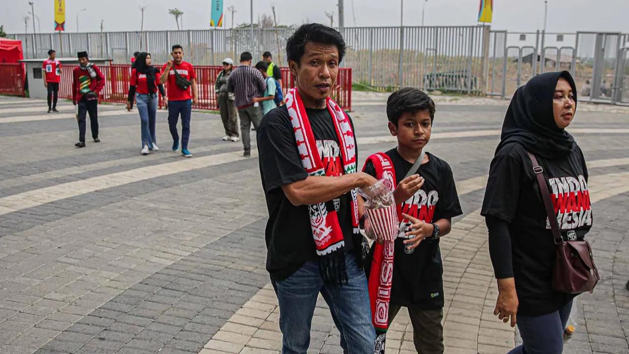 Ribuan suporter Timnas Indonesia tampak mulai memadati Stadion Gelora Bung Tomo (GBT), Surabaya, Jawa Timur, Jumat (10/11/2023). Mereka datang untuk menyaksikan duel Timnas Indonesia U-17  vs Timnas Ekuador U-17 dalam pembukaan Piala Dunia U-17 2023.