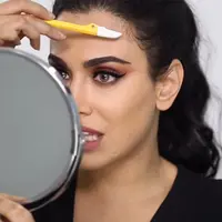 Mencukur rambut halus atau bulu wajah kini bukan hanya dapat dilakukan oleh pria saja, bahkan wanita pun dapat melakukanya demi kecantikan.