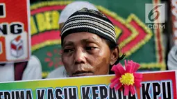 Massa yang tergabung dalam Forum Santri Indonesia menggelar aksi di depan Gedung KPU RI, Jakarta, Senin (6/5/2019). Mereka mendukung KPU RI menyelesaikan penghitungan suara hasil Pemilu 2019. (Liputan6.com/Faizal Fanani)
