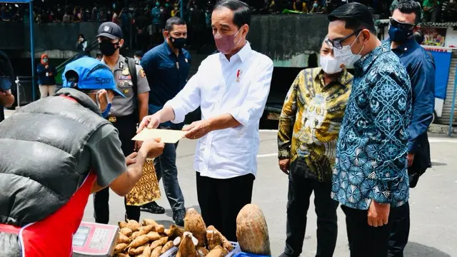 Presiden Jokowi meninjau dan memberikan bantuan tunai untuk pedagang kaki lima dan warung di Pasar Sederhana Kota Bandung, Senin (17/1/2022).