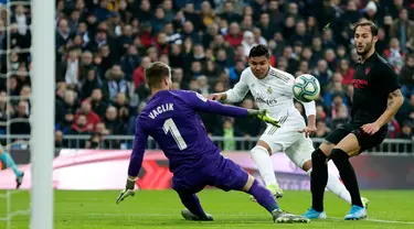Pemain Real Madrid Casemiro mencetak gol ke gawang Sevilla pada pertandingan Liga Spanyol di Stadion Santiago Bernabeu, Madrid, Spanyol, Sabtu (18/1/2020). Menang 2-1, Real Madrid memuncaki klasemen sementara Liga Spanyol. (AP Photo/Manu Fernandez)
