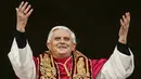 Paus Benediktus XVI menyapa orang banyak dari balkon tengah Basilika Santo Petrus di Vatikan pada 19 April 2005, segera setelah pemilihannya. Dia memimpin Gereja Katolik Roma selama kurang dari delapan tahun hingga pada 2013 dirinya menjadi Paus pertama yang mengundurkan diri sejak Gregorius XII pada 1415. (AP Photo/Andrew Medichini, File)