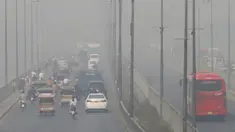 Kendaraan melaju di jalan raya saat kabut asap menyelimuti Lahore, Pakistan, Rabu (11/11/2020). Orang-orang di Lahore berisiko terkena penyakit pernapasan dan masalah terkait mata setelah kualitas udara memburuk ke tingkat yang berbahaya. (AP Photo/K.M. Chaudary)