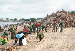 ribuan personel TNI dan warga bersihkan pantai kuta. (Antara)