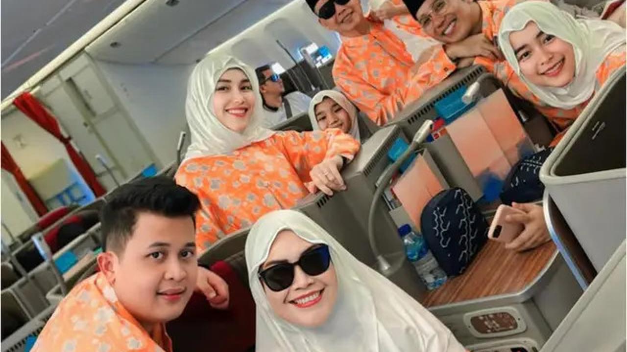 Seragam Umrah Ayu Ting Ting Sekeluarga Ternyata Rancangan Desainer Indonesia