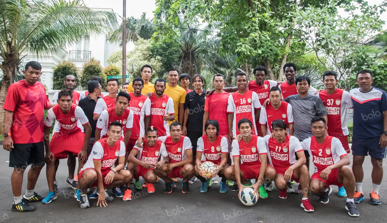 Para pemain dan pelatih PSM Makassar berfoto bersama usai latihan di sekitar perumahan Patra Jasa, Jakarta Selatan, Jumat (8/4/2016). Latihan ini merupakan persiapan jelang Trofeo Persija. (Bola.com/Vitalis Yogi Trisna)