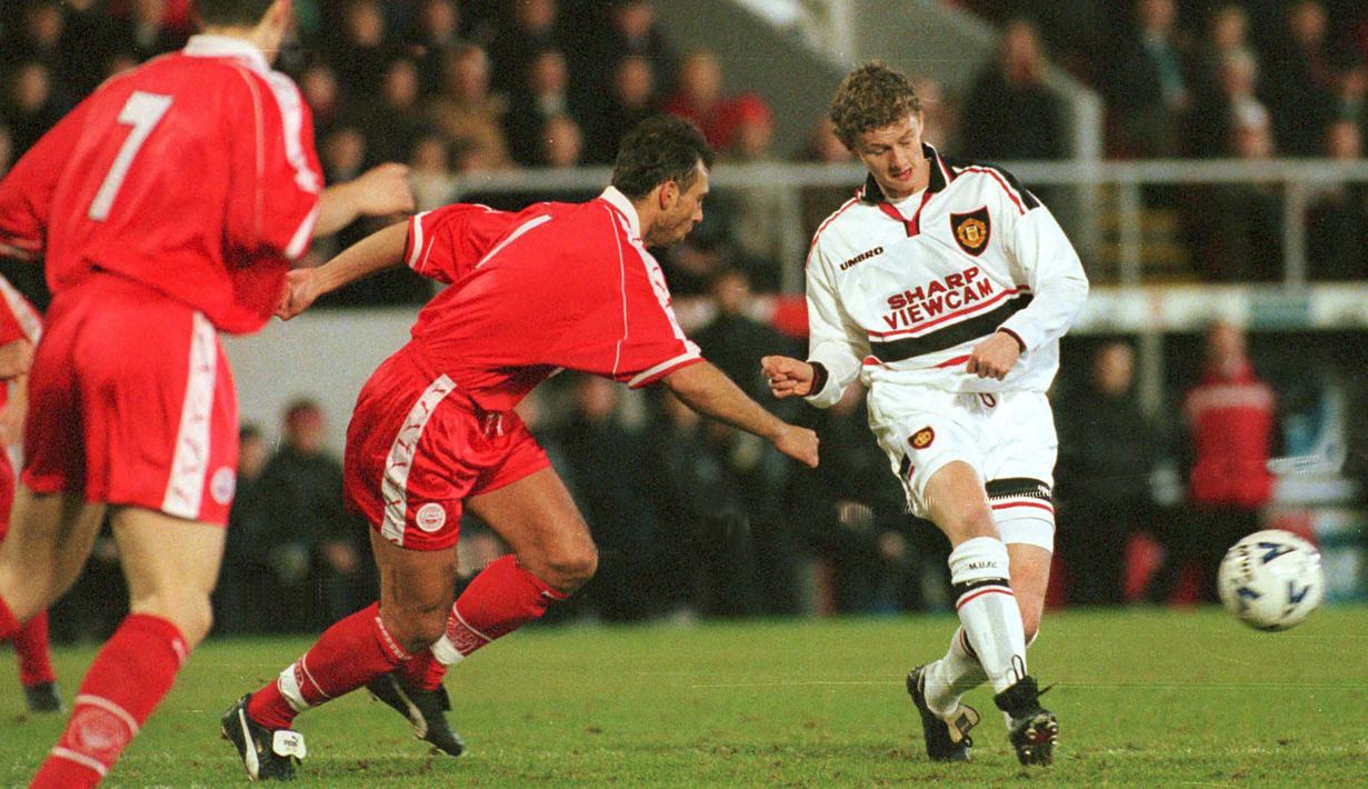 Ole Gunnar Solskjaer. Striker berusia 48 tahun yang pensiun di Manchester United Agustus 2007 ini bahkan mencetak 4 gol sebagai pemain pengganti. Pada pekan ke-24 Liga Inggris 1998/1999, (6/2/1999) ia mencetak 4 gol MU dalam kemenangan 8-1 atas tuan rumah Nottingham Forest. (AFP/PA/David Cheskin)