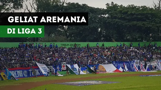 Aremania ramai-ramai mendukung Arema Indonesia yang berlaga di Liga 3 Indonesia.