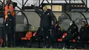 Manajer tim Wolverhampton Wanderers, Nuno Espirito Santo memberi instruksi kepada pemainnya saat menghadapi Chorley dalam laga babak keempat Piala FA 2020/21 di Victory Park Stadium, Jumat (22/1/2021). Wolverhampton menang 1-0 atas Chorley. (AFP/Lindsey Parnaby)