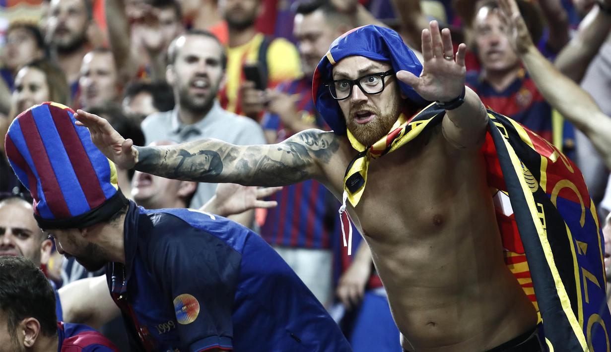 Para supporter Barcelona merayakan kemenangan atas Alaves pada laga final Copa Del Rey di Stadion Vicente Calderon, Madrid, Sabtu (27/5/2017). Barcelona menang 3-1 atas Alaves. (EPA/Mariscal)