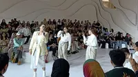 Aksi para pemeran teater musikal Mamma Mia di mini pop up show Fashion Nation, Senayan City, Jakarta, Jumat (22/9/2023).