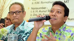 Ketum PPP hasil Muktamar Surabaya, Romahurmuziy (kanan) menyampaikan paparan di Jakarta, (29/12). Ia menyampaikan tren politik dalam negeri pada tahun 2015 diantaranya adalah terciptanya konsolidasi nasional partai politik. (Liputan6.com/Helmi Afandi)