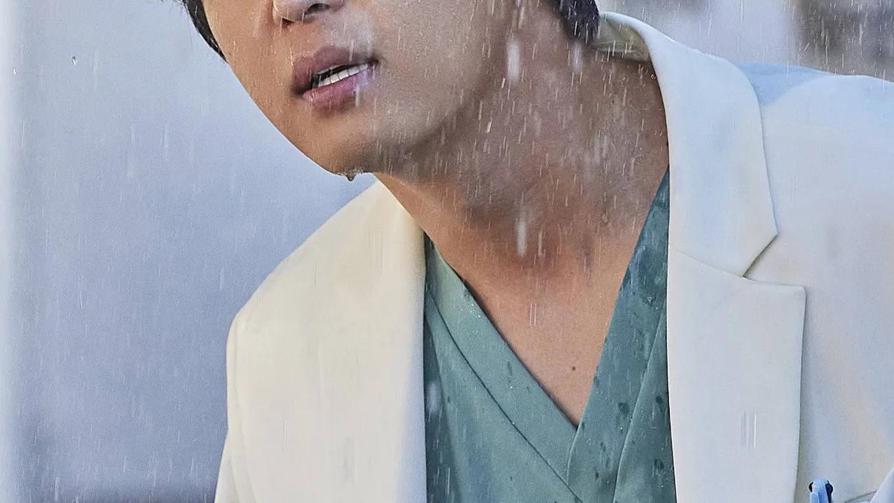Dalam perjalanan cerita, Jung Da-Eun bertemu dengan Dong Go-Yoon (Yeon Woo-Jin), seorang dokter spesialis proktologi. Dong Go-Yoon terkesan dengan senyum Jung Da-Eun dan memberinya semangat.
