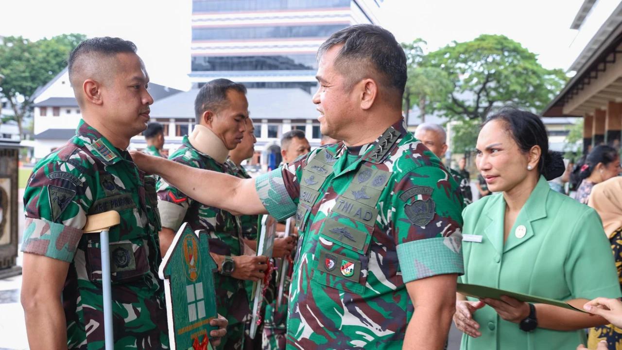 FOTO: Kasad Tegaskan Keluarga Prajurit Gugur Tetap Bagian Keluarga Besar TNI AD