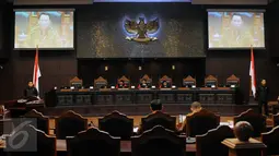 Majelis sidang MK membacakan kesimpulan awal atas permohonan gugatan pasal aturan cuti kampanye dalam UU Pilkada di Mahkamah Konstitusi, Jakarta, Rabu (31/8). Gugatan diajukan Gubernur DKI Jakarta, Basuki Tjahaja Purnama. (Liputan6.com/Helmi Fithriansyah)