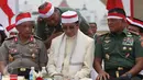 Panglima TNI, Jenderal Gatot Nurmantyo bersama Kapolri, Jenderal Tito Karnavian dan Sejumlah Tokoh Lintas Agama menghadiri kegiatan Silaturahmi Nusantara Bersatu, di Monas, Jakarta, Rabu (30/11). (Liputan6.com/Johan Tallo)