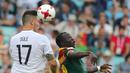 Bek Jerman, Niklas Sule, duel udara dengan Striker Kamerun, Vincent Aboubakar pada laga Grup B Piala Konfederasi 2017, di Stadion Fisht Olympic, Sochi, Minggu (25/6/2017). Jerman menang 3-1 atas Kamerun. (EPA/Armando Babani)