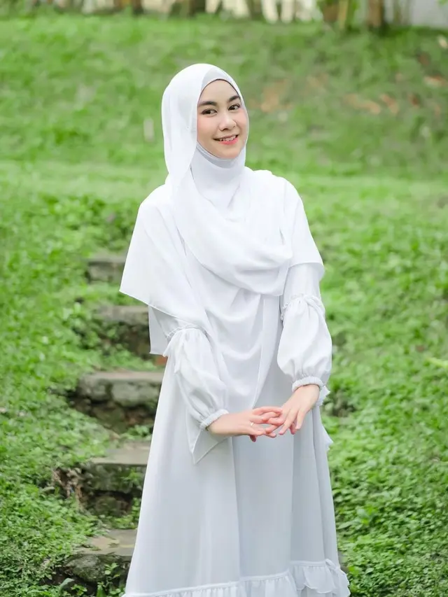 Anisa Rahma pakai hijab putih (Instagram/anisarahma_12)