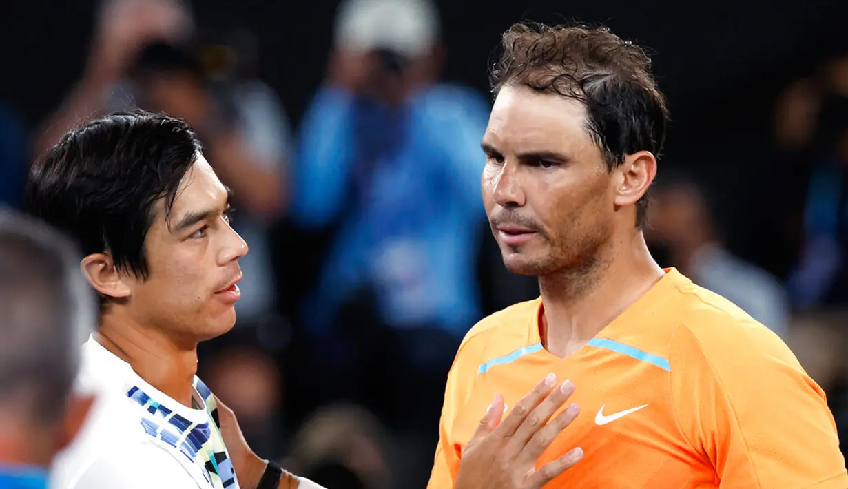 Petenis Spanyol Rafael Nadal (kanan) memberi selamat kepada petenis Amerika Serikat Mackenzie McDonald setelah pertandingan putaran kedua kejuaraan tenis Australian Open di Melbourne, Australia, Rabu (18/1/2023). Rafael Nadal harus tersingkir dari Australian Open 2023 setelah ia mengalami cedera dan kemudian takluk 4-6, 4-6, 5-7 dari petenis Amerika Serikat MacKenzie McDonald. (AP Photo/Asanka Brendon Ratnayake)