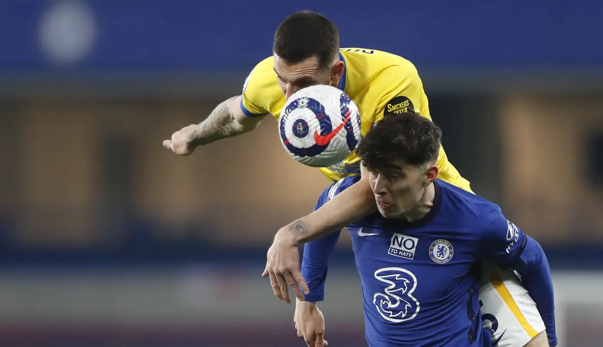 Gelandang Chelsea, Kai Havertz (depan) berduel udara dengan bek Brighton and Hove Albion, Lewis Dunk dalam laga lanjutan Liga Inggris 2020/2021 pekan ke-32 di Stamford Bridge, London, Selasa (20/4/2021). Chelsea bermain imbang 0-0 dengan Brighton. (AP/Frank Augstein/Pool)